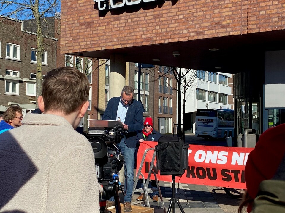 Senzer_'s tweet image. Vandaag heeft Erik de Vries, bestuursvoorzitter van Senzer, de FNV-petitie voor beter loon en betere reiskostenvergoeding voor de cao's SW en Aan de slag ondertekend tijdens een manifestatie in #Helmond
Lees het hele verhaal hier: senzer.nl/nieuws/senzer-…
#Toekomst_bieden