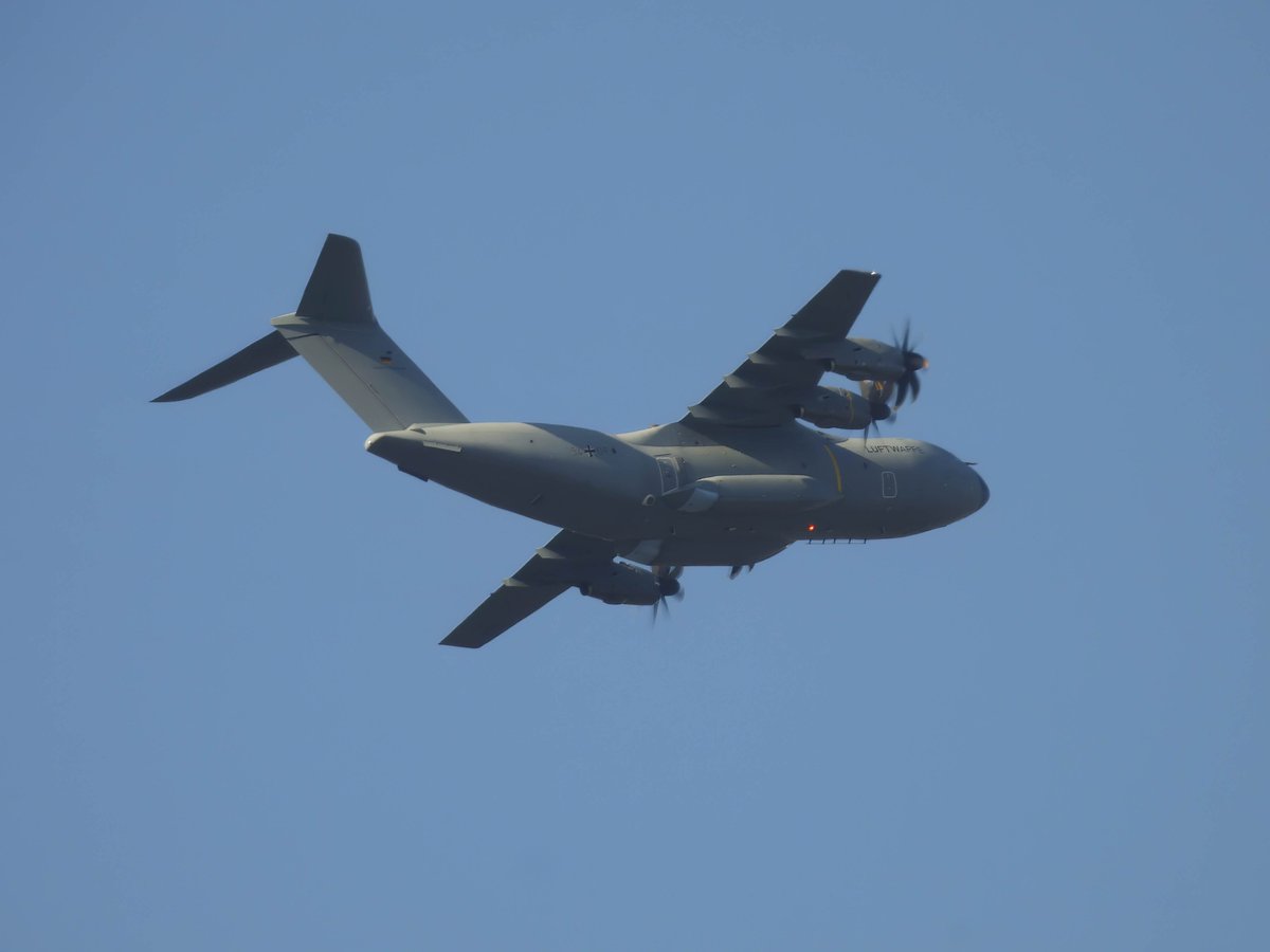 EHEH_Spotter's tweet photo. 🇩🇪 German Air Force Airbus Military A400M (54+02, #3E9BF7) as flight #GAF241 Departure 03 @ EHEH
🇩🇪German Air Force Airbus Military A400M (54+09, #3F7588) as flight #GAF646 touch-n-go 03 @ EHEH
#NLspot #A400 #garden https://t.co/1mrs8iOGYb