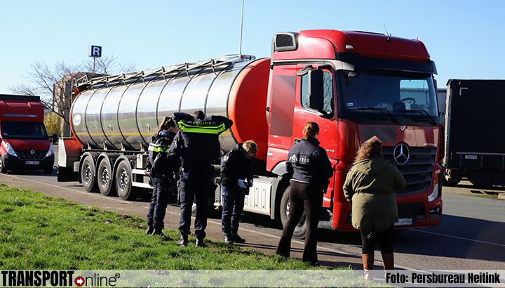 transportonline's tweet photo. Overleden vrachtwagenchauffeur gevonden in vrachtwagen langs de A15 [+foto]

lees meer: https://t.co/HzVE7QfWFh

#A15 #Ochten https://t.co/3y3drYKpfL