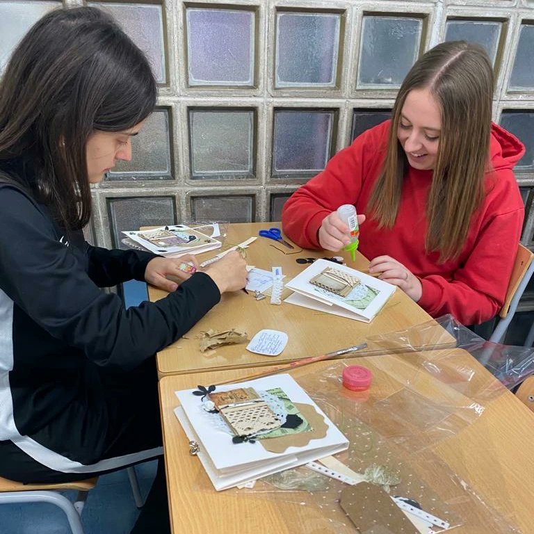FPCanVilumara's tweet photo. A TAPD utilitzem la tècnica #SCRAP per fer àlbums de fotos creatius.
Serviran de base per a fer #històriesdevida que regalarem a persones usuàries del #CentreGestímul.
#MP4 Atenció i suport psicosocial
#FP #SSC
#professionalscompetents https://t.co/adDTB1RcAv
