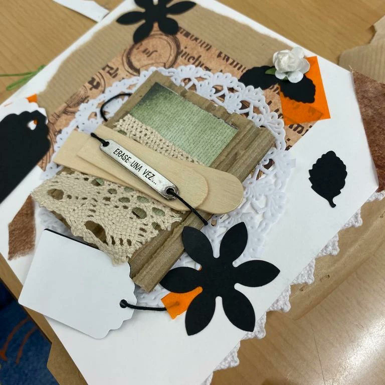 FPCanVilumara's tweet photo. A TAPD utilitzem la tècnica #SCRAP per fer àlbums de fotos creatius.
Serviran de base per a fer #històriesdevida que regalarem a persones usuàries del #CentreGestímul.
#MP4 Atenció i suport psicosocial
#FP #SSC
#professionalscompetents https://t.co/adDTB1RcAv