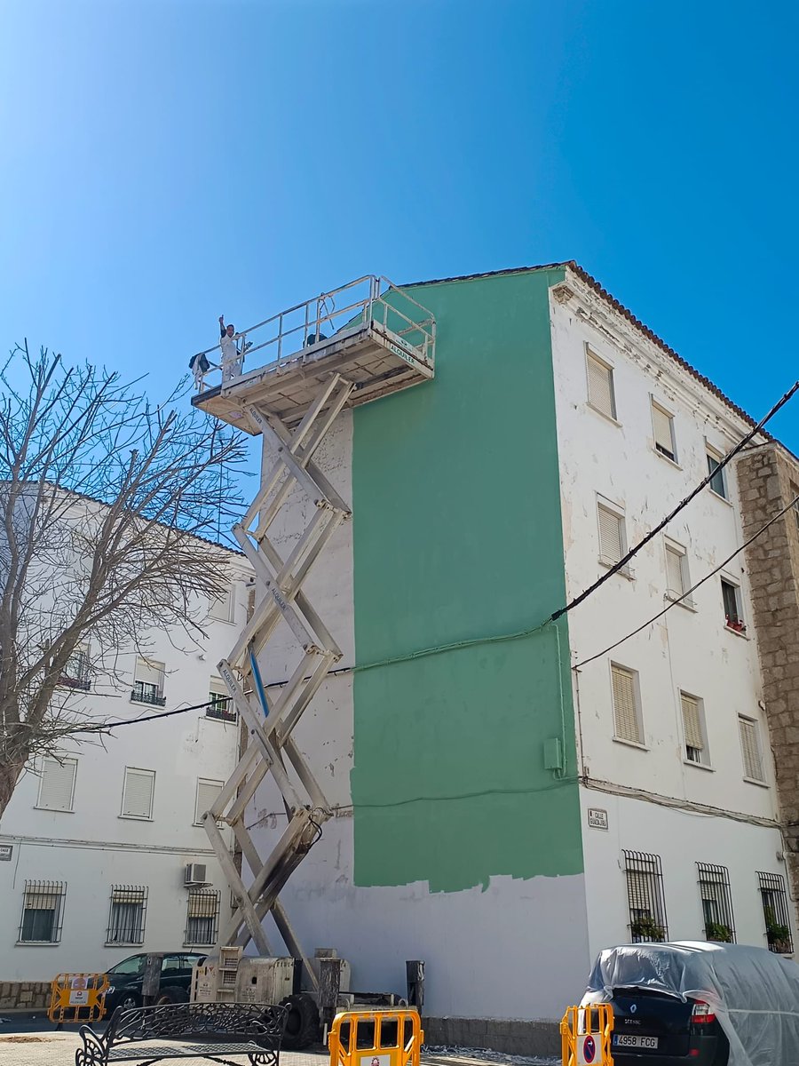 COPEMERIDA's tweet photo. 🎨 Comienzan a pintar un nuevo mural en La Antigua, con este sería el sexto en la colección de los murales pintados en esta barriada https://t.co/5v94Aa5XhT