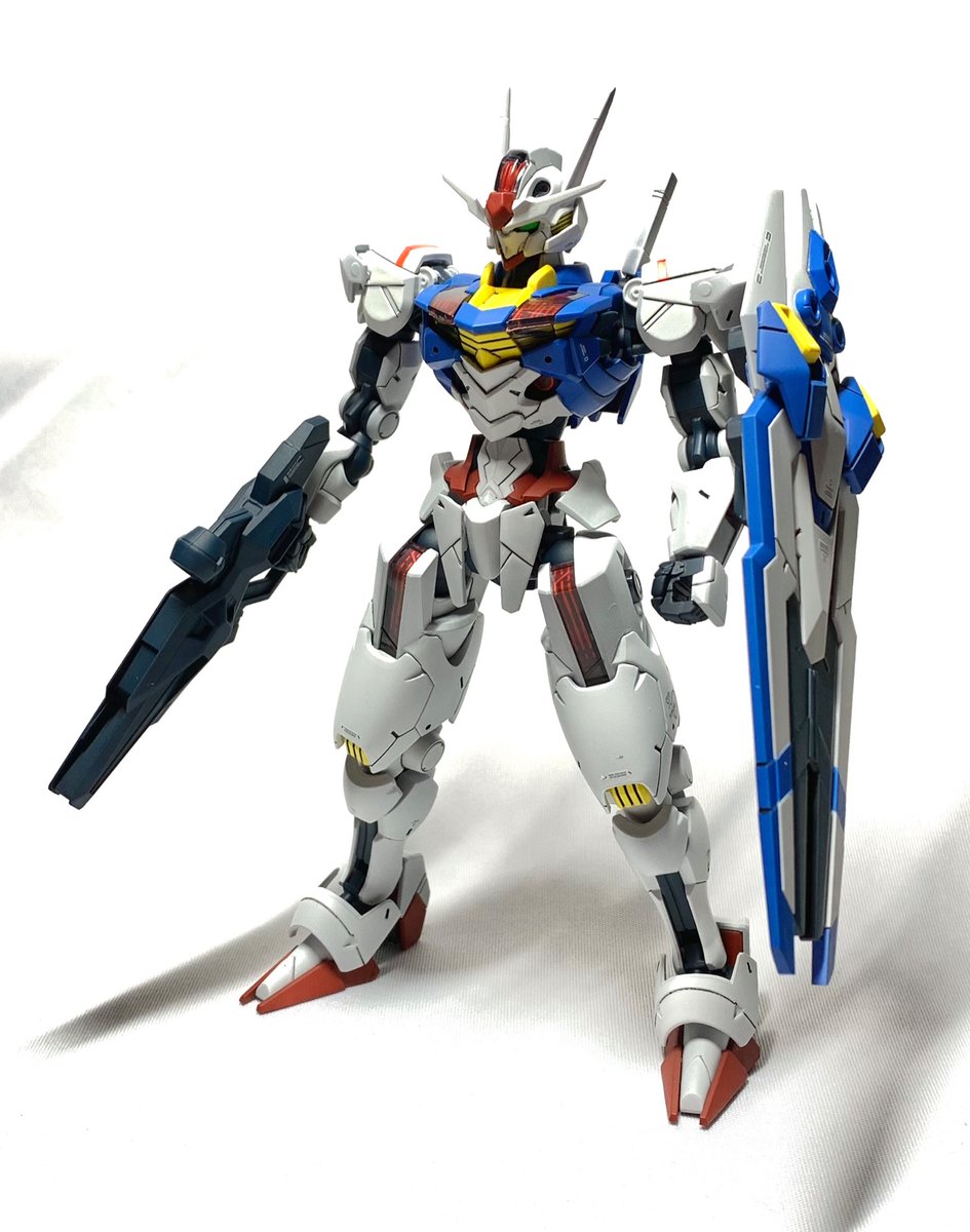 仮組みで放置してたエアリアルを全塗装でやっと完成させました。
改修点は胴体を1mm延長して定番の股関節の軸を逆に。太腿とふくらはぎの合わせ目は段落ちモールドにしました。
そしてカメラアイとパーメット部分はブラックライトで発光します。
#水星の魔女 