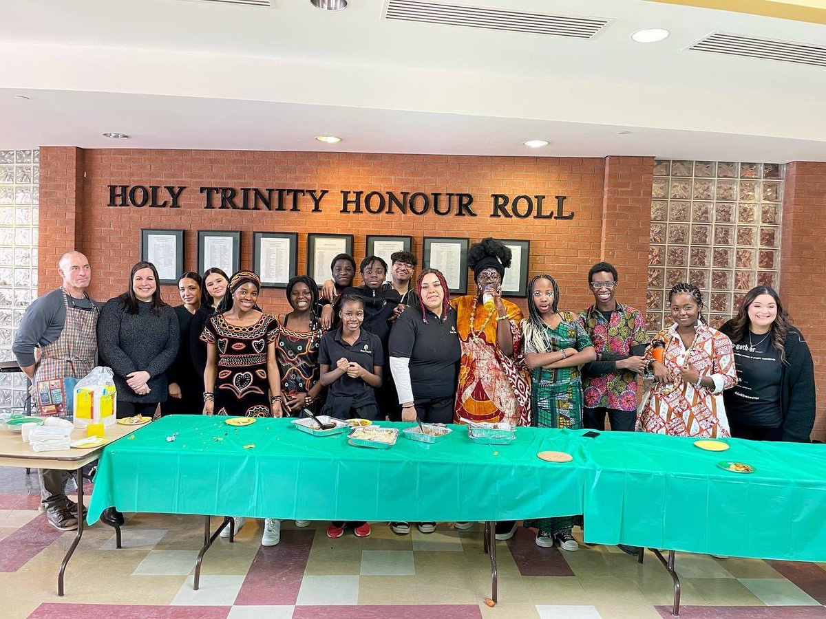 mcintyre7_12lit's tweet photo. As part of our BHM celebrations, #DiverseVoices provided samples of African &amp; Carribean foods generously prepared by our Ss, authentic recipes were kindly shared from families, &amp; Ss spent the morning cooking a range of dishes to share w their @HTCSSFalcons Family. @CDSBEO 💚💛 https://t.co/YXb3g5ckbK
