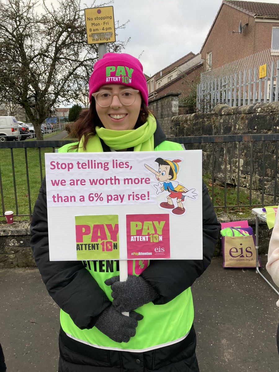 EisStirling's tweet photo. More photos from the @EISUnion picket line at Bannockburn PS in @EisStirling #PayAttention https://t.co/qVeixfY9BY