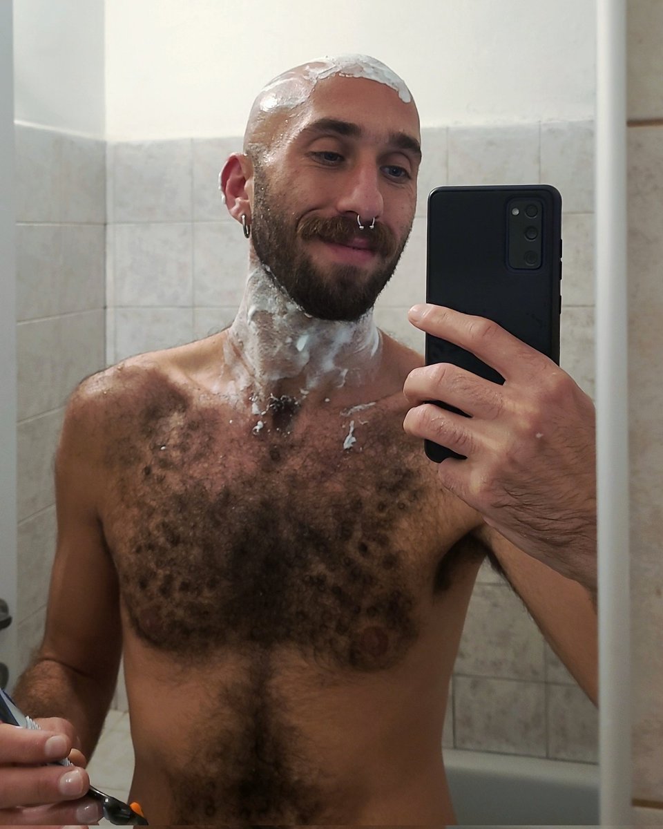 EliranNargassi's tweet image. Shaving time 🪒🫧🚿🧴
#shaving #bald #beardsmen #Smile #selfie #bathroom #tuesdayvibe #tuesdaymotivations #razor #razorblade