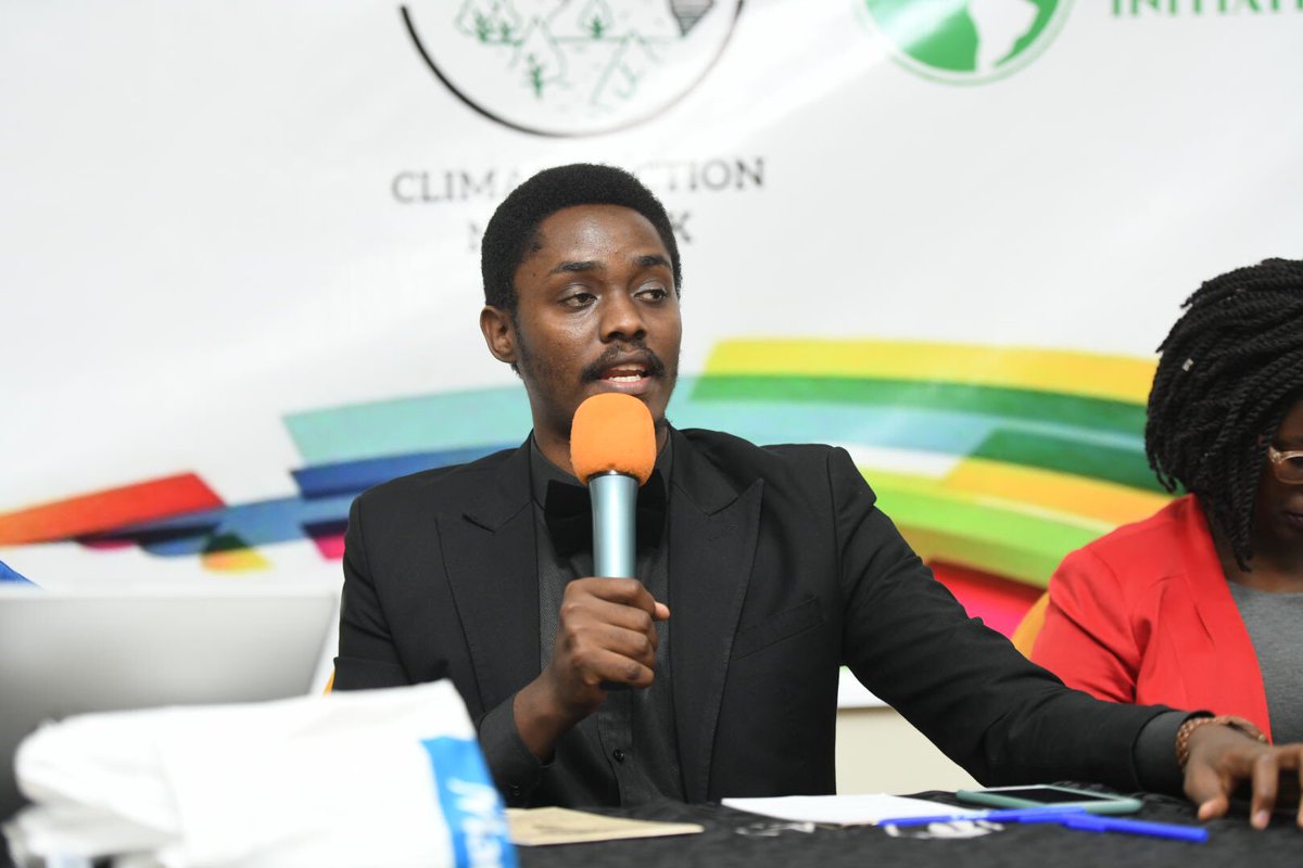 klaclimatecafe's tweet photo. “Getting on the ground and seeing the effects of climate change on people is one way to inspire broader climate action. Let us use our cameras and document these stories,” @mulindwa_guy 

#KampalaClimateCafe #LetsTalkClimate #ItsADialogue https://t.co/GesCbxIOhA
