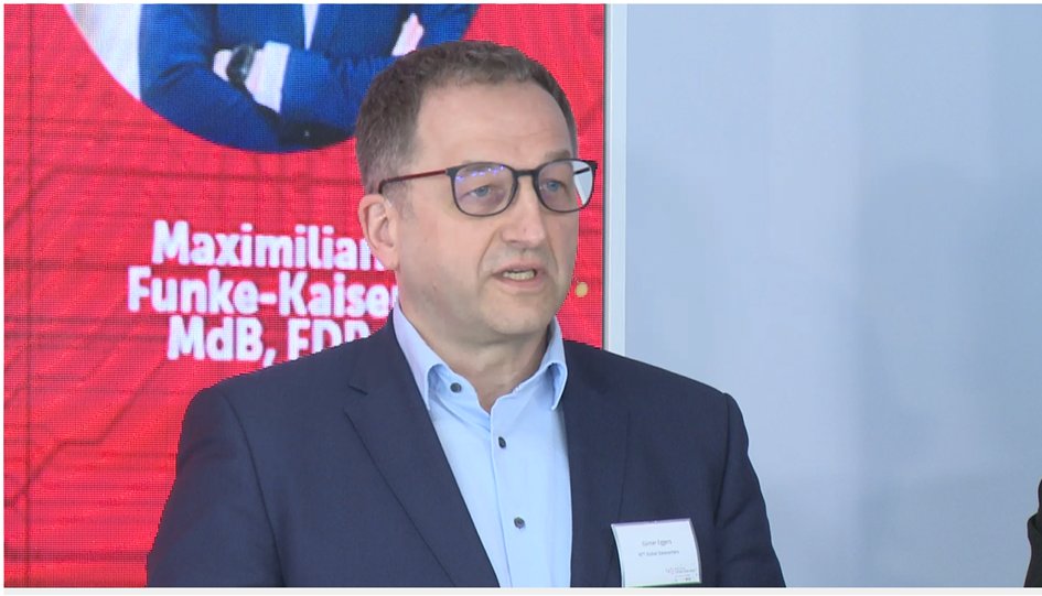 Diskussionsrunde zum Energieeffizienzgesetz und der Bedeutung für den Digitalstandort DE @_AlexanderRabe_ <a href="/guenter_eggers/">Günter Eggers</a> <a href="/V_Ludwig/">Volker Ludwig</a> <a href="/PlusServer/">plusserver</a> <a href="/eco_de/">eco e.V.</a> Live-Stream: eco.de/event/allianzt…