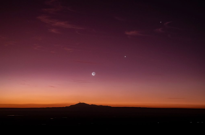 ALMAObs_esp's tweet photo. Despidiendo febrero con la conjunción Luna, Venus y Júpiter desde ALMA, Desierto de Atacama, Chile.

📷: Carlos González. https://t.co/QX63VUGqdV