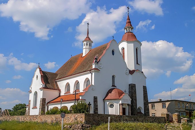 TadeuszGiczan's tweet photo. W kościele w Sołach na Białorusi (swoją drogą bardzo fajny przykład architektury neobarokowej IIRP) zamalowano stuletni fresk z Cudem nad Wisłą, gdyż według państwowych mediów „nawołuje do podżegania do nienawiści narodowej i religijnej”. https://t.co/SWtwnOEPSA