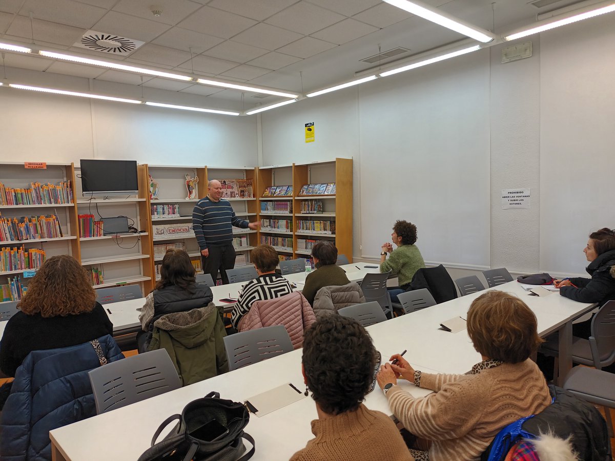 BiblioCalahorra's tweet photo. 🧑‍💻Ayer pudimos disfrutar de la charla muy entretenida e interesante a cargo de Eduardo San Rufo Ecay de la Asociación Indismatic.
🤗Desde la Biblioteca Municipal queremos agradecer a Eduardo y a Indismatic la clase magistral sobre todos los servicios digitales. https://t.co/JlGjJsgVd7