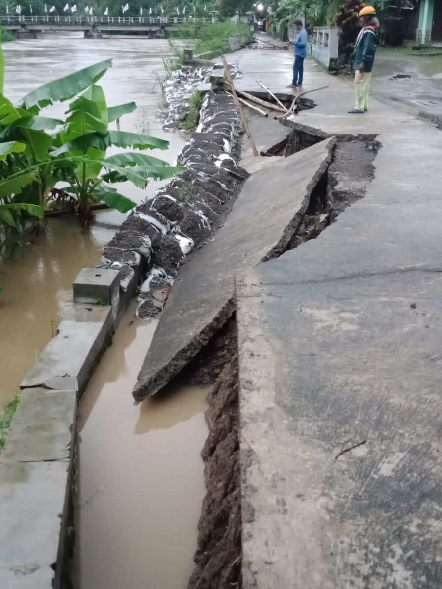 NicoSaploh's tweet photo. Talut ambrol, sebelah utara Jembatan Kali Dengkeng. Lokasi di Desa Menden, Kelurahan Paseban, Kecamatan Bayat, Kabupaten Klaten. Taun kapan arep di dandani???? Trus sing tanggung jawab sopo yo??? @kabarklaten https://t.co/rlM0TaatFP