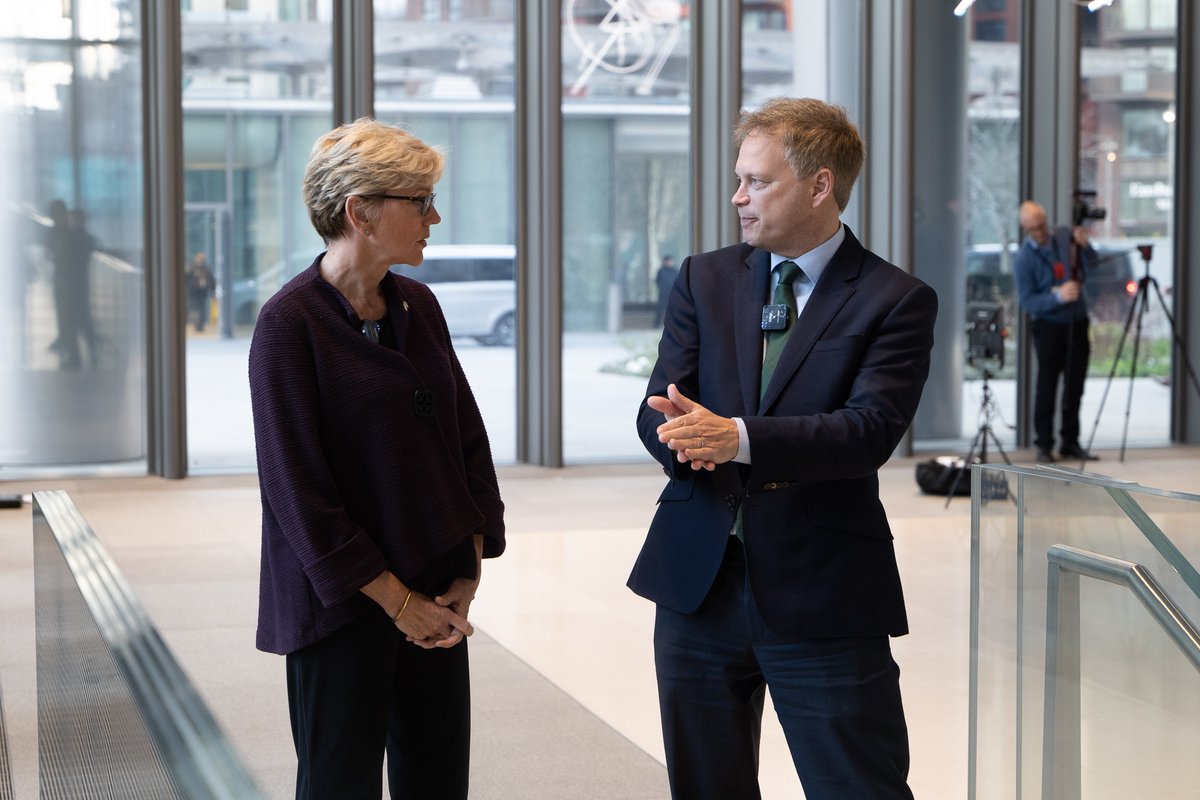 SecGranholm's tweet image. It was great to join UK Secretary of State for Energy Security and Net Zero @grantshapps at @USAinUK for a roundtable with clean energy innovators on the role disruptive businesses can play in our shared mission to achieve net zero.