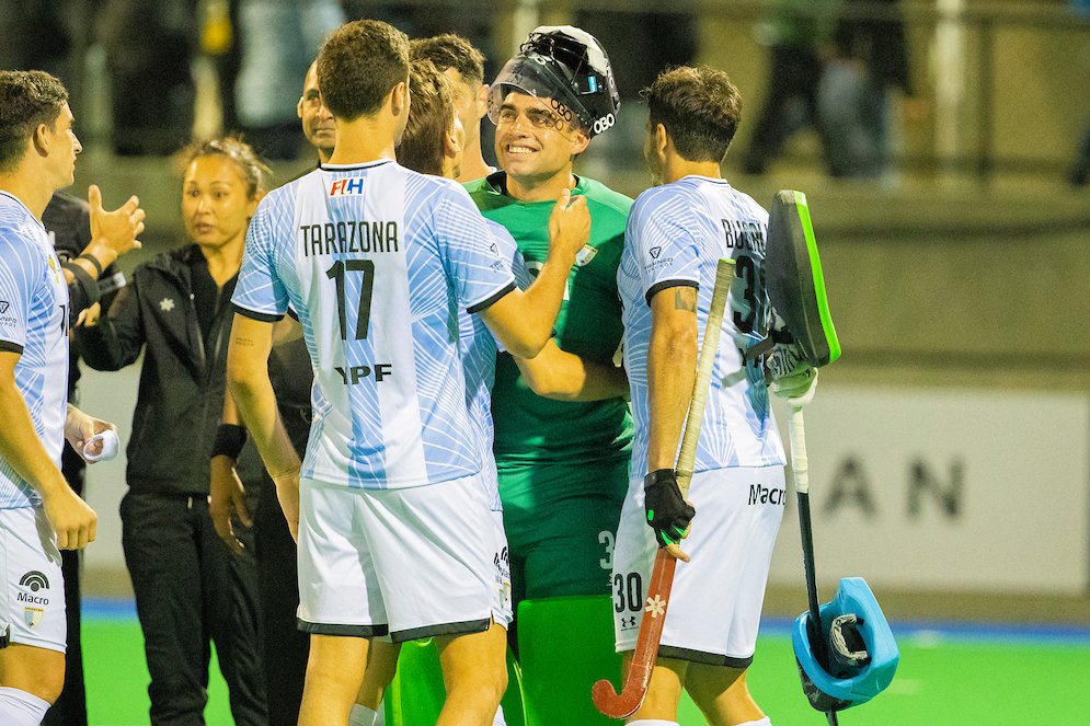 Los que festejaron fueron Los Leones: levantaron el 0-2 ante Australia, empataron 2-2 en el último cuarto y ganaron 4-2 en los penales australianos. Dos atajadas de <a href="/EmiBosso/">Emi Bosso</a> les dieron el punto bonus. El jueves les toca contra España. #FIHProLeague