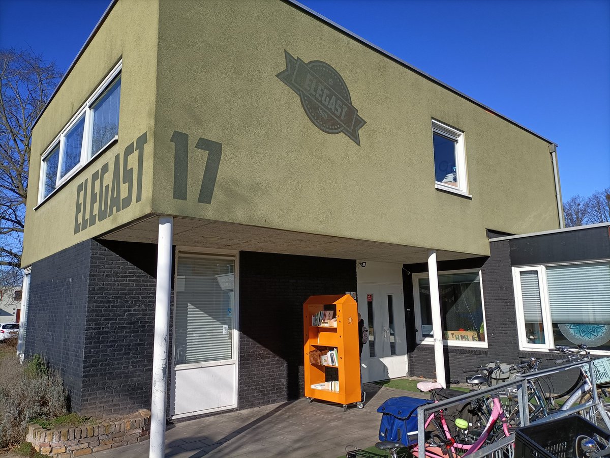 HHiphuis's tweet photo. Onze kast voor de bookcrossing (zwerfboeken) staat elke dag dat we er zijn buiten! Ook voor inbreng boeken! Als je er bent ..kijk dan ook eens in 1 van de gaten... #hethiphuis #bookcrossing #minibieb #zwerfboeken #hergebruik #Deventer #recycle https://t.co/0AQNtLCRph