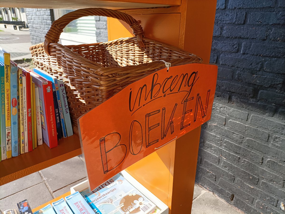 HHiphuis's tweet photo. Onze kast voor de bookcrossing (zwerfboeken) staat elke dag dat we er zijn buiten! Ook voor inbreng boeken! Als je er bent ..kijk dan ook eens in 1 van de gaten... #hethiphuis #bookcrossing #minibieb #zwerfboeken #hergebruik #Deventer #recycle https://t.co/0AQNtLCRph