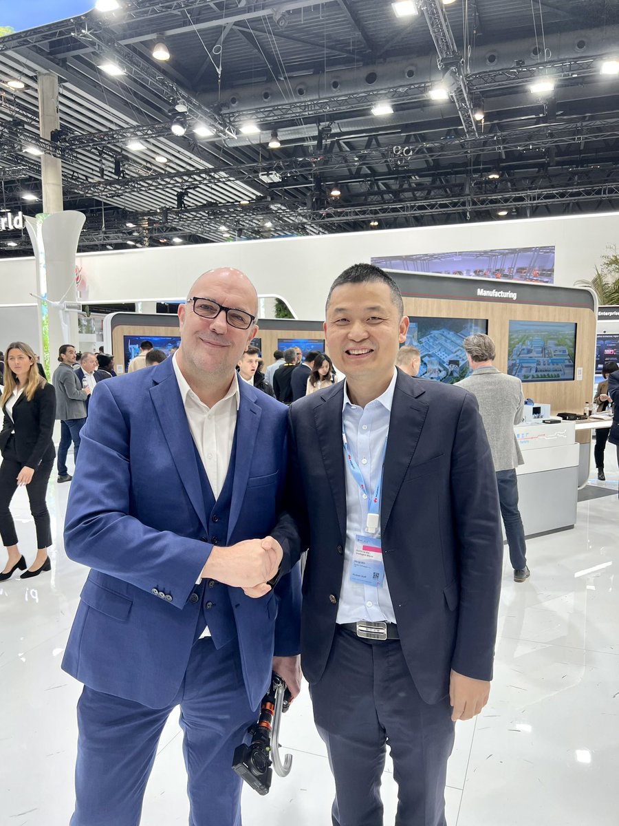 NeilCattermull's tweet image. Catching up with the #cloud team at #Huawei’s huge presence at #MWC23
The Huawei cloud platform renders a 3D model of my head (and Williams) in minutes! #IoT #Bigdata #media