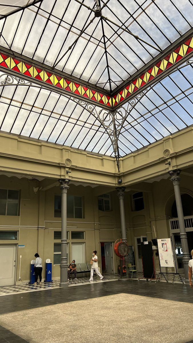 Hosp_Espanol's tweet photo. Desde la semana pasada nuestro Patio de la Claraboya cuenta con terminales de carga para dispositivos móviles.

Mejorar la experiencia del usuario en pequeños detalles también hace a la calidad asistencial. 

🔋📲 🏥 https://t.co/ENjM2v9nPB