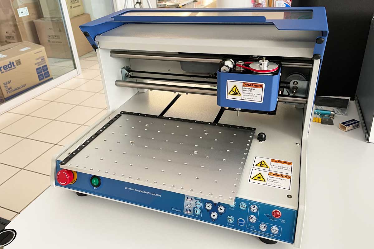 marcopcube's tweet image. Ecco una macchina per #incidere targhette di occasione  openbox, mai usata con 12 mesi di garanzia, 300x200 mm di area di lavoro, incide a graffio e per #fresatura ed è completa di software.  pcube.it/it/macchine-us… #engraving #incisione #pantografo #incisore