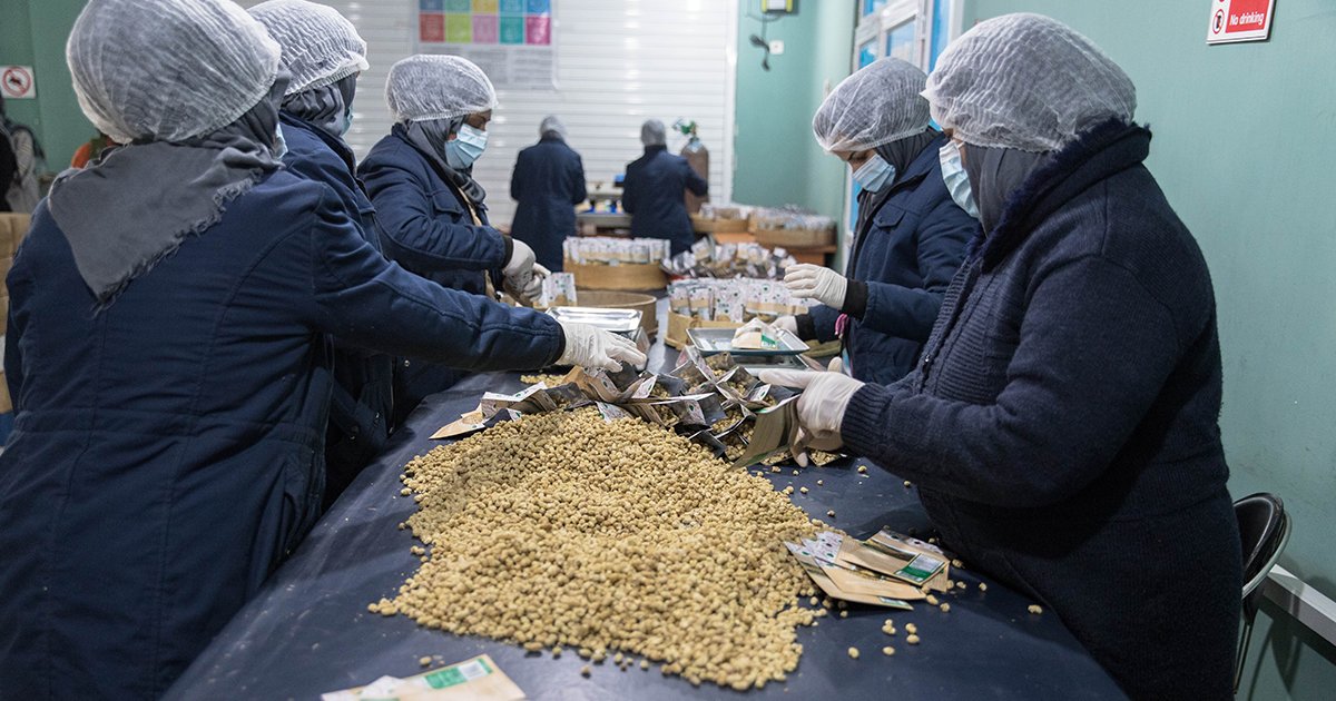 .@nassimmajidi &amp; <a href="/FogliCamilla/">Camilla Fogli</a> discuss how public-private partnerships in Afghanistan &amp; Kenya are laying the foundations to enable sustainable &amp; ethical value chain approaches to be used in #displacement-affected communities: fmreview.org/issue71/majidi… #IDPs #Refugees #PPPs