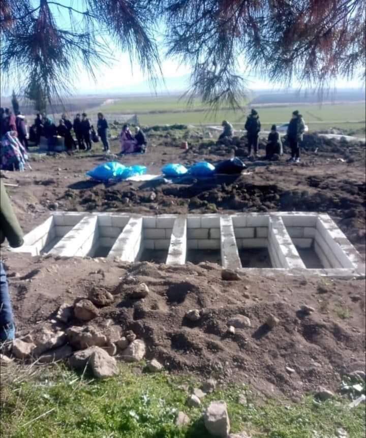 Pazarcık'ta Alevi köyünde bir aile yok oluyor. Köylüler 8 gün kaymakamdan yardım ekibi ve yiyecek giyecek bekliyor, kaymakam gelmiyor. Ta ki İsviçre den Alevi dernekleri tırla yardım gönderene kadar. Kaymakam bir anda yardım yapamazsınız diyip yardımlara el koyuyor.