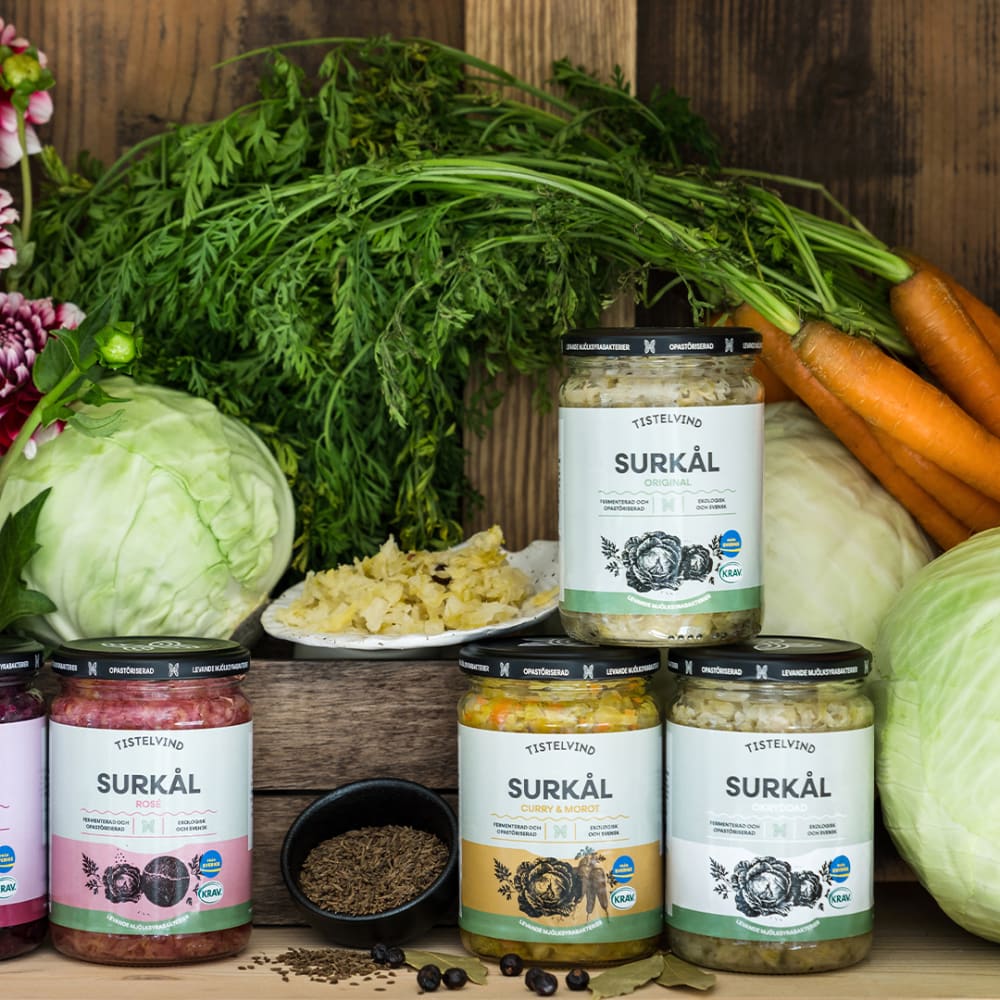 Tistelvinds ekologiska fermenterade grönsaker finns i många varianter och smaker. Produkterna är gjorda av svenska råvaror från utvalda bönder och tillverkas i fabriken i Boxholm och ursprungsmärks med Från Sverige.  mynewsdesk.com/se/fransverige…