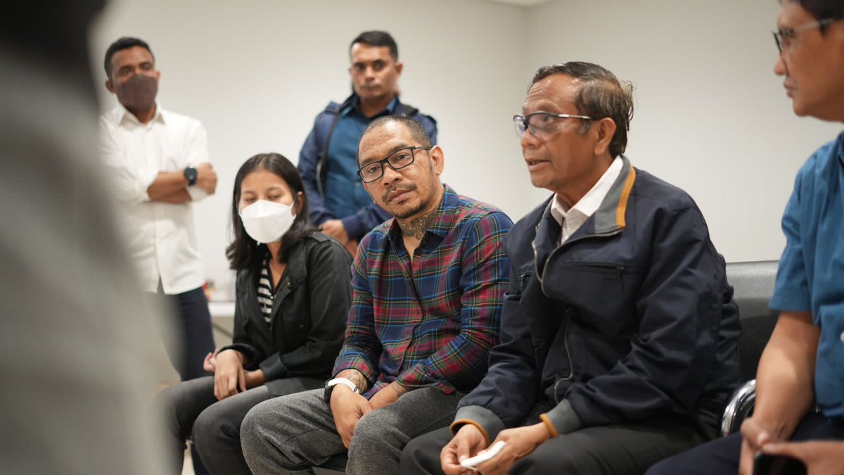 Terima kasih pak menkopolhukam <a href="/mohmahfudmd/">Mahfud MD</a> yang sudah menjenguk dan mendoakan mas David. 
Semoga lekas sembuh bisa beraktifitas seperti biasanya