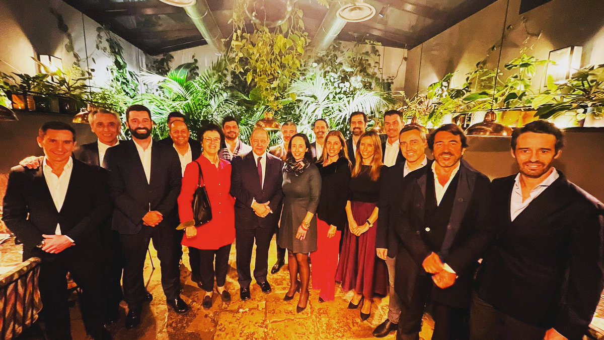 aftfonseca74's tweet photo. Ontem, jantar dos Chief Portugal Officers com a presença do Ministro da Economia e do Mar António Costa Silva.
Conversa muito interessante e uma visão progressista e pró iniciativa privada, pró investimento, a favor da Inovação e da capitalização da nossa Economia. https://t.co/N3SDki4oE6