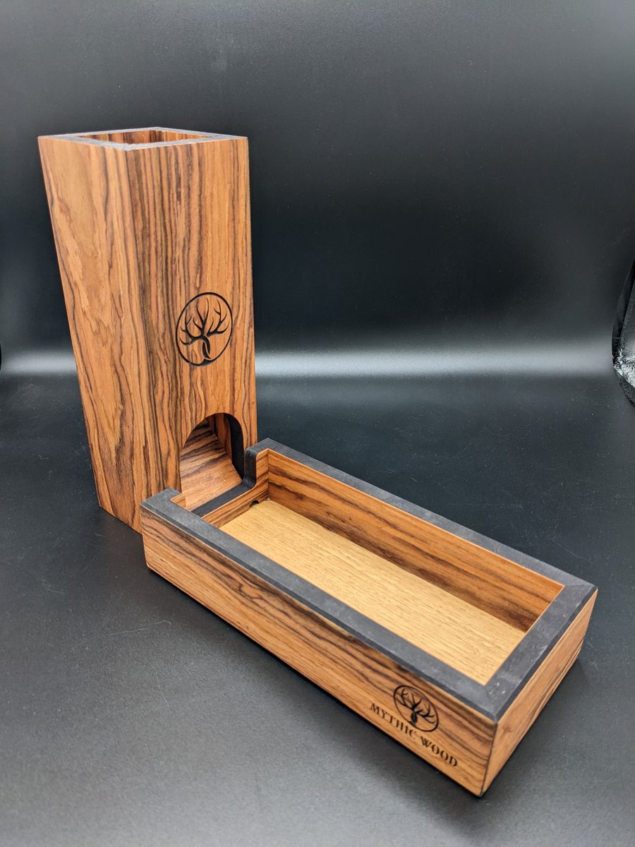 Les tours a dés en bois massif ne sont plus au catalogue. Elles sont remplacés par les tour en Ebène et Palissandre comme les écrans. Le maxi pack avec l'écran voit donc son prix baissé. 
mythic-wood.com/categorie-prod…