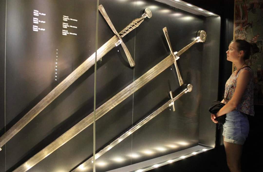 🗡️ Des épées massives d’origine hongroise datant du 14ème siècle, aujourd’hui exposées au Musée du Palais de Topkapi à Istanbul. Celle au milieu (la plus grande) mesure 270 cm de long. Imaginez la force des chevaliers à cette époque...