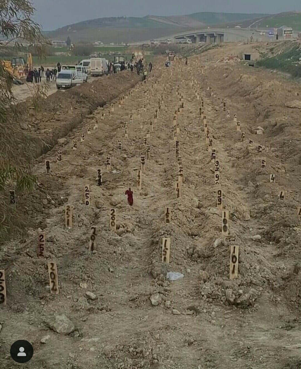 Yutkunamıyorum..
Hepsinin ismi vardı! Hayalleri, planları ve idealleri vardı..
Şimdi ise numaralarla anılıyorlar..
Şairin de dediği gibi; “Arar bulur muydun beni sahipsiz mezar olsaydım..”