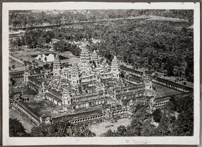 ANOM_officiel's tweet photo. A Angkor (Cambodge), Plus-que-parfait(s) sont les visages et les lignes gracieuses des danseuses royales, la silhouette des temples-montagne, le sourire sur les lèvres des Bouddhas sculptés. Depuis le IXe siècle, le site n’a cessé de fasciner.
#Dismoidixmots #Plusqueparfait https://t.co/gN690SVUxG