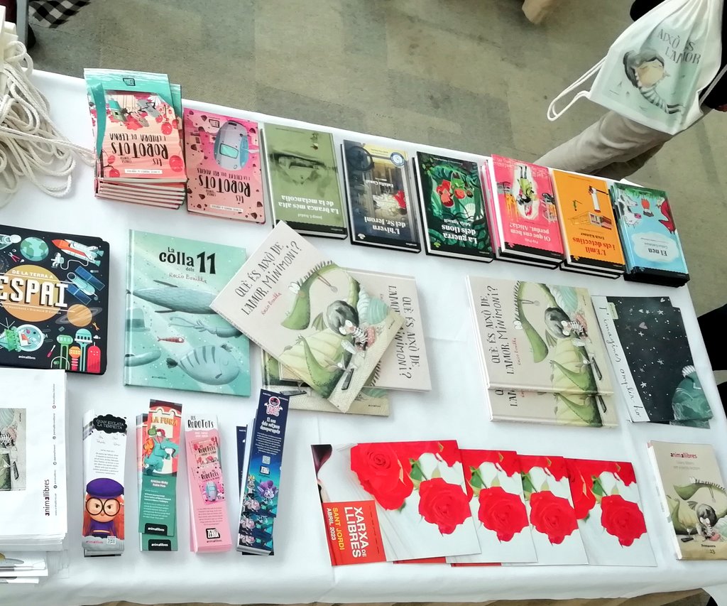 jordibenavente's tweet photo. Amb l'editor @jmartinlloret (amb @AnimallibresEd), al dinar de llibreters de #LIJ de @XLlibres #jollegeixoLIJ ❤️ #RocioBonilla #LArca 📚 💥 https://t.co/AQZQ7NEtcv