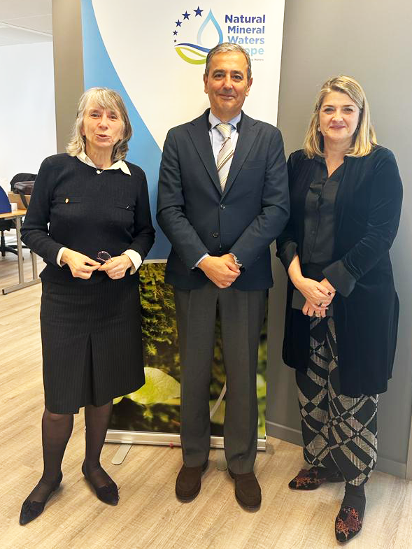aneabe's tweet photo. El nuevo presidente de #ANEABE @jmgarciaperez y nuestra secretaria general @IRENEZAFRAM se reúnen hoy en #Bruselas con @PFosselard, secretaria general de @NMWE_Europe, para analizar los retos del sector, con el foco en el Reglamento Europeo de Envases.
#MineralWaters https://t.co/vdWB5T1JUL