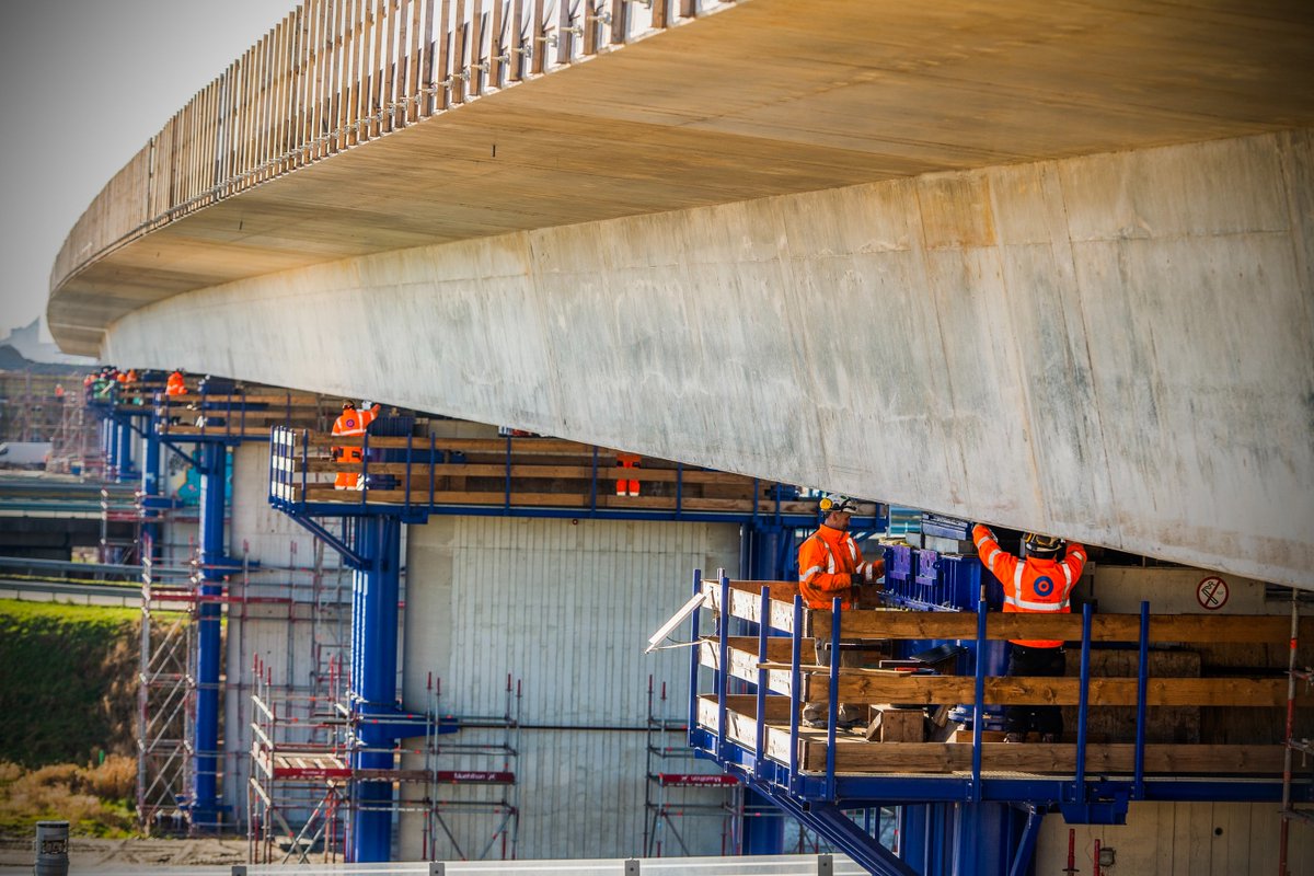 Wauw! Het eerste wegdek van het nieuwe viaduct over het #Terbregseplein is definitief op zijn plek geschoven. En dat terwijl het verkeersknooppunt al die tijd in gebruik is geweest. #A16 #Rotterdam duravermeer.nl/nieuws/ruim-40…
