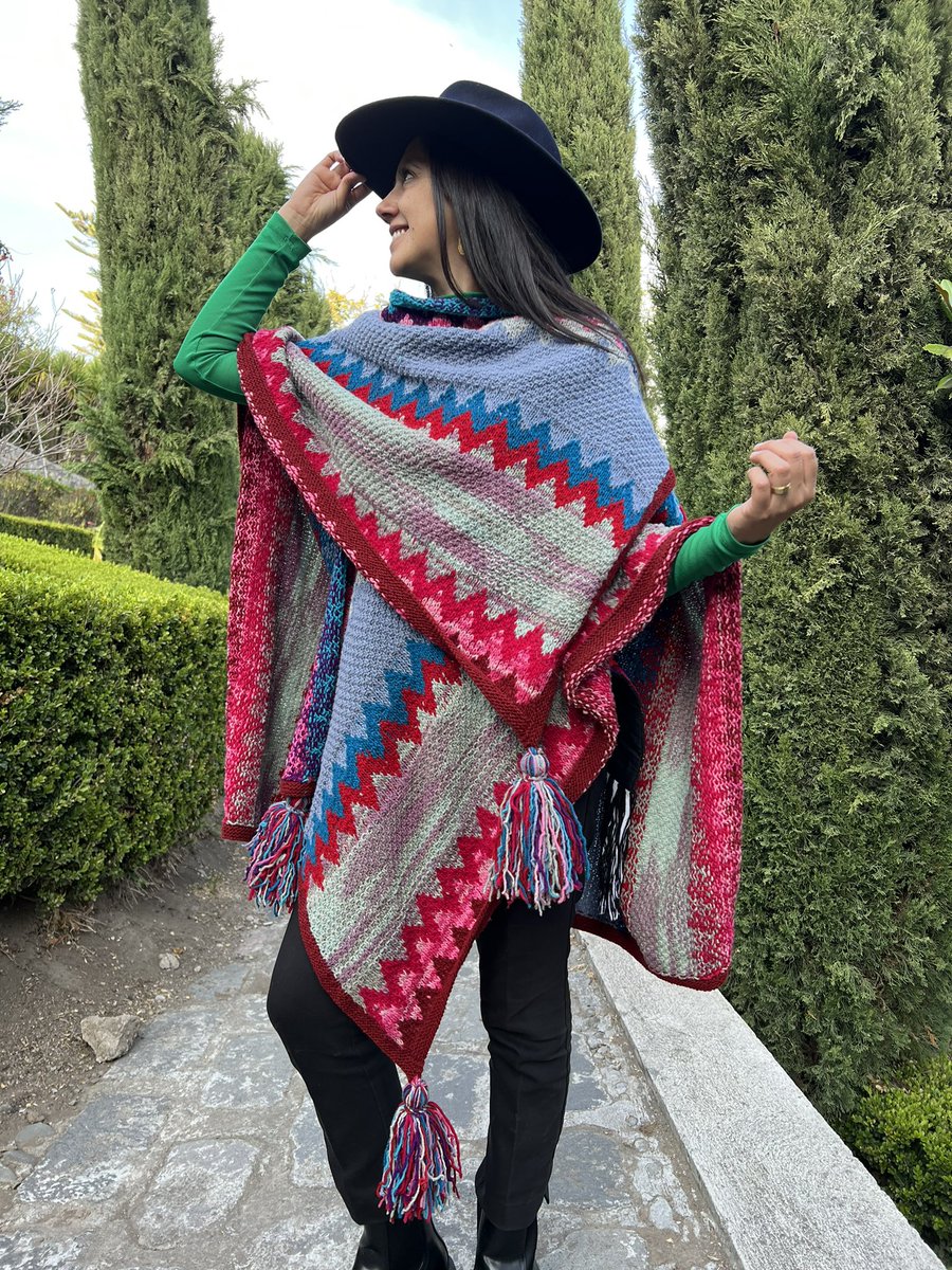 En un mundo en el que todo cambia a pasos agigantados, hemos querido recuperar las prendas hechas despacio y diseñadas para durar. 

 El Poncho Gio está hecho con calma, tejido a mano en lana de oveja por artesanas del Páramo andino ecuatoriano. Una pieza atemporal y única.