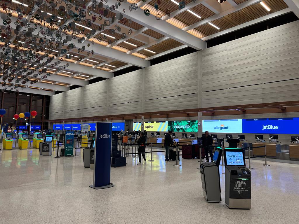 ¡LLEGÓ EL GRAN DÍA KANSAS CITY! La nueva terminal de @Fly_KansasCity ha iniciado a operar. ✈️ Así luce al recibir a los primeros viajeros. @KCHeartland @Better_KCI @BuildKCI #airport #BuildKCI #NewKCI #KCI #KansasCity #KCMO