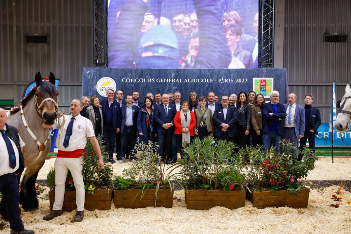 christianpoiret's tweet photo. Mangeons local !
C’est le message que j’ai passé au @Salondelagri aujourd’hui, à l’occasion de la remise des prix aux éleveurs. Nous devons soutenir nos agriculteurs : ce sont eux qui nourrissent les 2,6 millions de Nordistes #approlocal #SIA2023 https://t.co/IiXYVq3N7O