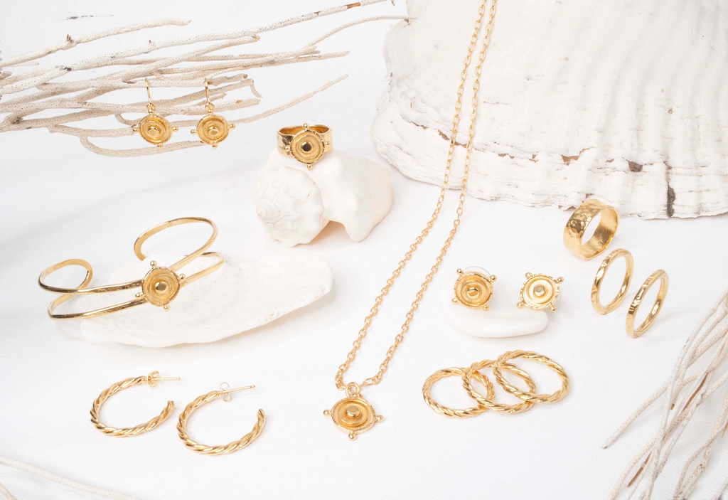 LeanderMeander's tweet photo. The Nautical Medallion collection ~ Inspired by the helm of an old sailing ship, the medallion symbol is designed to guide your journey and keep you in alignment with where you want to be.
💌
View updated tour schedule at
https://t.co/hDwV9G6TBt
#nautical #medallions #journey https://t.co/5lhu4ddwOl