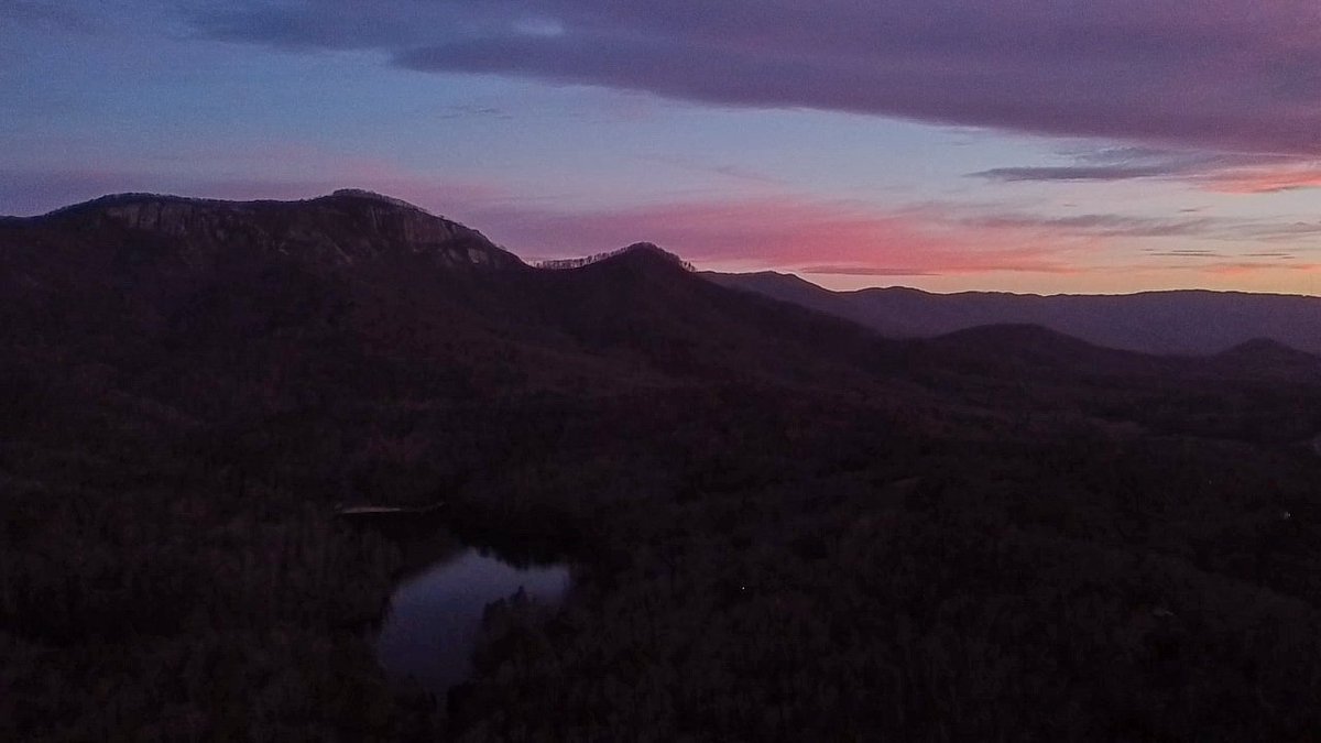MiddleStegenga's tweet photo. Morning views from my childhood home at #tablerockstatepark 
#foothills #BlueRidgeMountains #sunrise @southcarolina @GVLtoday @Greenville_SC @TravelersRestH https://t.co/AFZrA2mzbF