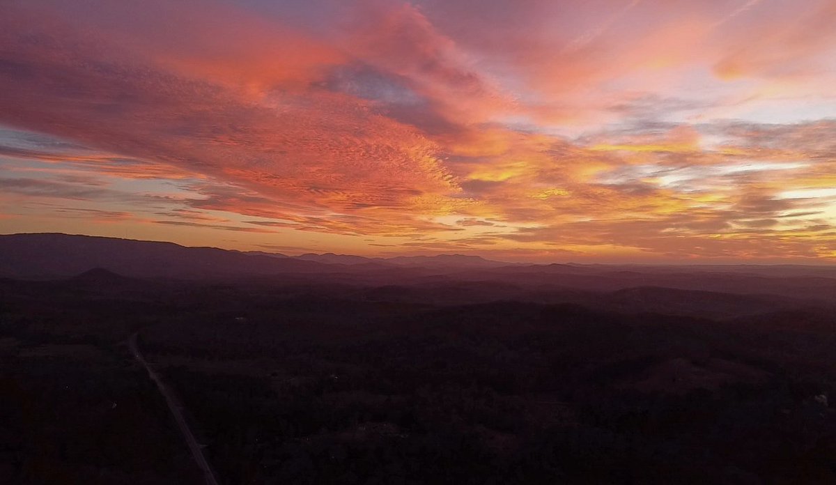 MiddleStegenga's tweet photo. Morning views from my childhood home at #tablerockstatepark 
#foothills #BlueRidgeMountains #sunrise @southcarolina @GVLtoday @Greenville_SC @TravelersRestH https://t.co/AFZrA2mzbF