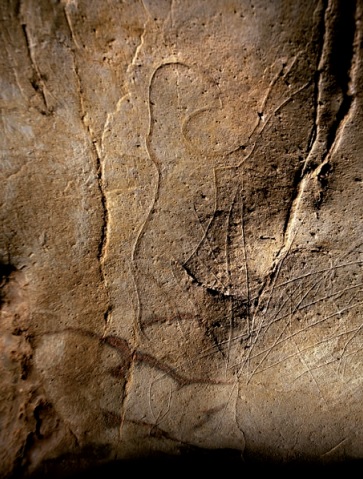 Antropomorfo grabado en la cueva de Hornos de la Peña (Cantabria). Se localiza en el divertículo final con el brazo erguido y la mano estirada lo que incita a interpretar una posición orante. Los rasgos de carácter animal y humano parecen insinuar la representación de un chamán.