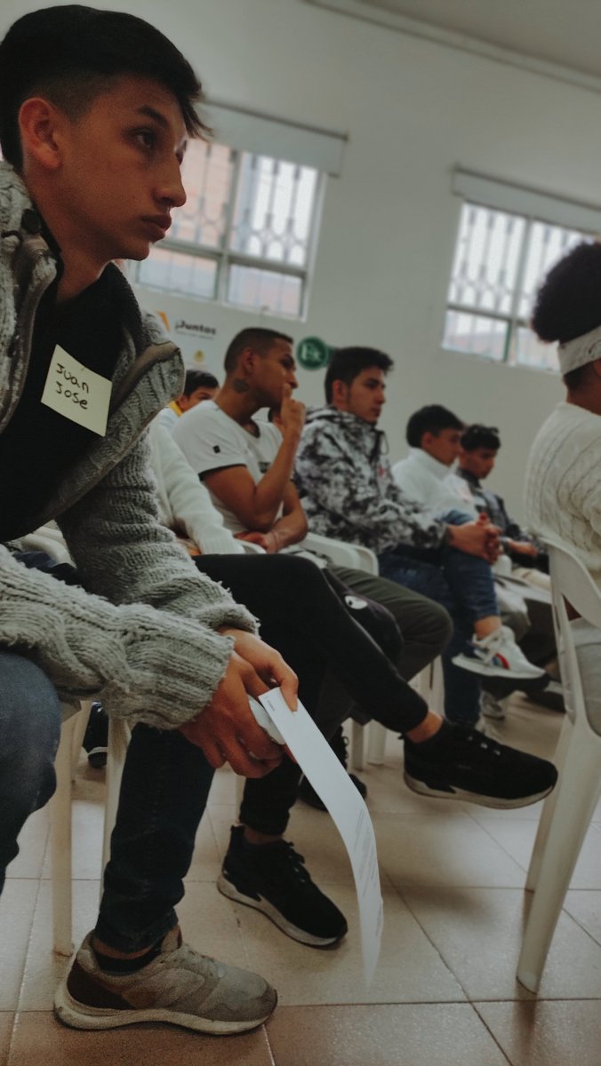 integracionbta's tweet photo. #AEstaHora @MarBarraquer, secretaria de Integración Social, Daniel Garay, subdirector de @slisSuba, Natalia Martínez, directora poblacional y Julián Moreno Baron, alcalde local de Suba dan la bienvenida a las y los jóvenes de la localidad.

#MásTerritorioMenosEscritorio https://t.co/TTrcZVbmcD