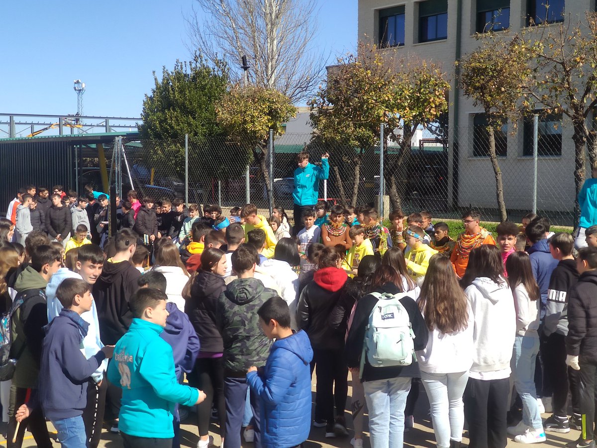i_bachiller's tweet photo. Los alumnos del IES Bachiller Diego Sánchez  traen el carnaval hasta el instituto.

¡¡¡Cómo se nota el nivel de las comparsas en Extremadura!!!!!

#Tamborada2023 https://t.co/FqN2d5lwLq