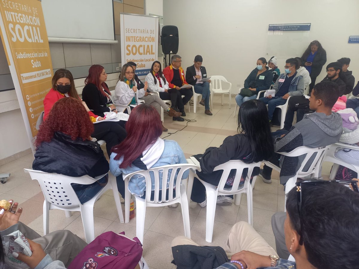 integracionbta's tweet photo. #AEstaHora @MarBarraquer, secretaria de Integración Social, Daniel Garay, subdirector de @slisSuba, Natalia Martínez, directora poblacional y Julián Moreno Baron, alcalde local de Suba dan la bienvenida a las y los jóvenes de la localidad.

#MásTerritorioMenosEscritorio https://t.co/TTrcZVbmcD