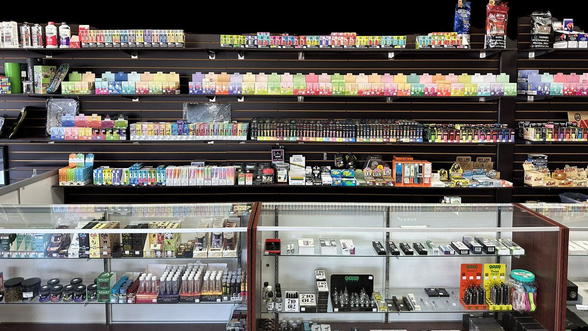 What are we doing in Puffsterz? 

<a href="/puffsterznfts/">Puffsterz💨</a> is a street brand focused on creating a monopoly of smoke shops 🔥

In our shop you can find from, amazing merch, to handmade smoke accessories and a smoke lounge for the real chillers 😎

Enter the world of Puffst👀rz 👇