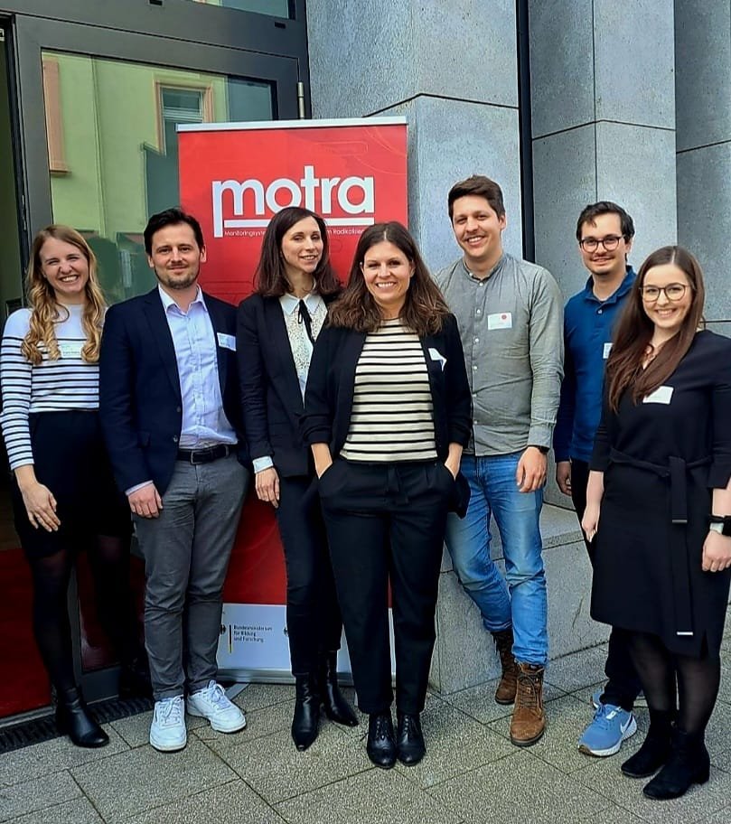 #motrak23 ist on & wir freuen uns sehr dabei zu sein! @_DianaRieger @J_H_ohner @hdschulze & Simon Greipl präsentieren aktuelles aus dem MOTRA Internetmonitoring und auch @SRothut @RecnepsDub @Bri_Nad aktuelle Ergebnisse bzgl. Extremismus und Radikalisierung Online. 👇 👇 👇