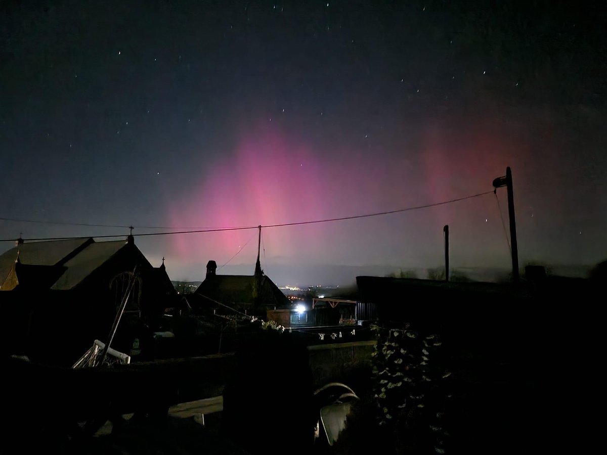 CaruSirGar's tweet photo. This was taken in Tumble last night a capture of the Northern lights.
Pic Credit Sam Vasper, send us your pictures, who knows they may feature in the next edition of the Newspaper.
#LlanelliStandard #RedBrandMedia #NorthenLights #AuroraBorealis #Photography #Tumble https://t.co/jJWDHq2u6U