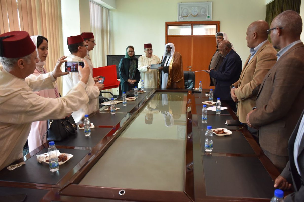 ሸይኽ ሐጂ ኢብራሂም ቱፋ  በኢትዮጵያ የሞሮኮ አምባሳደርና የንጉስ ሙሐመድ ስድስተኛ ፋውንዴሽን ፕሬዝዳንትን በቢሯቸው ተቀብለው አነጋገሩ 
facebook.com/14493168287205…