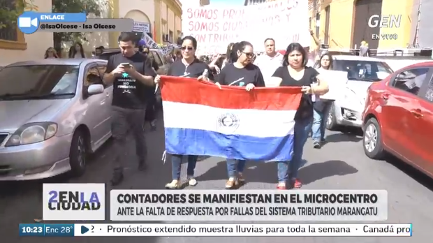 Universo970py's tweet photo. #Móvil970 @isabellaolcese | Contadores marchan por las calles del microcentro ante la falta de respuestas por las fallas del Sistema Tributario Marangatu.
👥#2EnLaCiudad
📺 @SomosGENAhora
📻 #Universo970AM https://t.co/9GrrcBv1BE